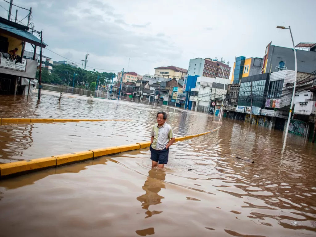 Banjir di Jalan Jatinegara Barat, Kampung Pulo, Jakarta. (Antara/Aprillio Akbar)
