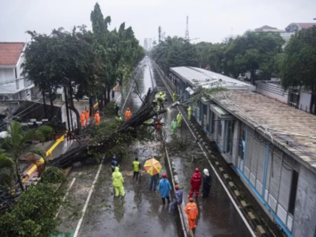 Transjakarta menutup sebagian koridor pelayanan karena banjir (Antara/Sigid Kurniawan)