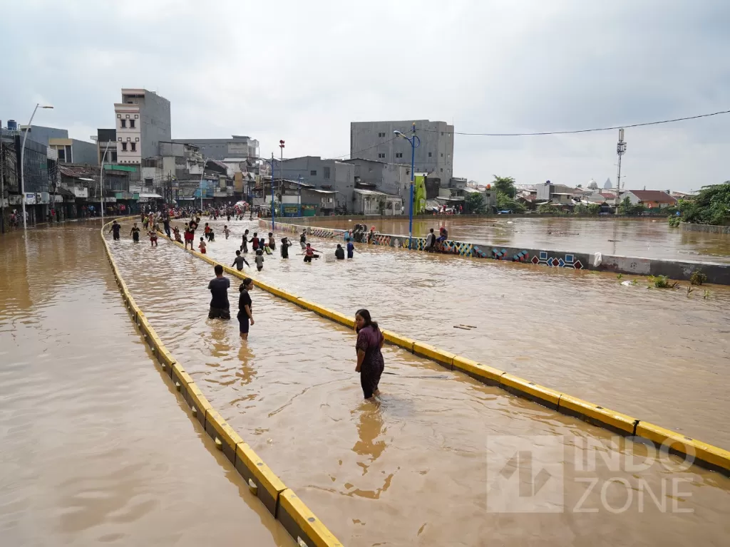 Banjir melanda Jakarta membuat sejumlah warganet membandingkan kinerja Anies Baswedan dengan Gubernur DKI Jakarta sebelumnya, Ahok. (Indozone/Arya Manggala)