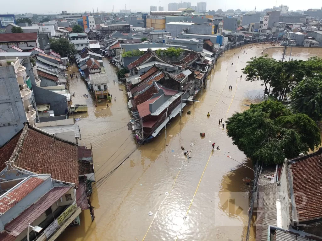 Foto udara banjir yang menggenangi Jalan Jatinegara Barat, Kampung Pulo, Jakarta, Kamis (1/2). (Indozone/Arya Manggala)