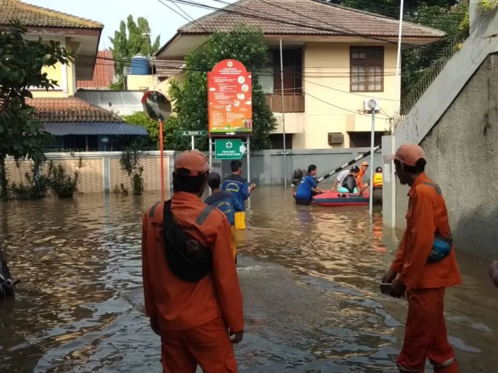 Petugas mengevakuasi warga di Jalan Bank V, Pela Mampang, Jakarta Selatan. (Indozone/Fauzi)