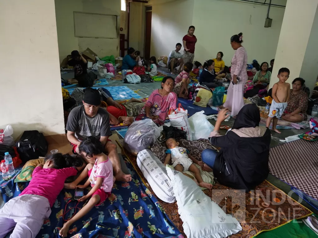 Sejumlah warga korban banjir Kampung Pulo mengungsi di Posko Kesehatan Puskesmas Kecamatan Jatinegara, Jakarta, Kamis (2/1/2020).(Indozone/Arya Manggala)
