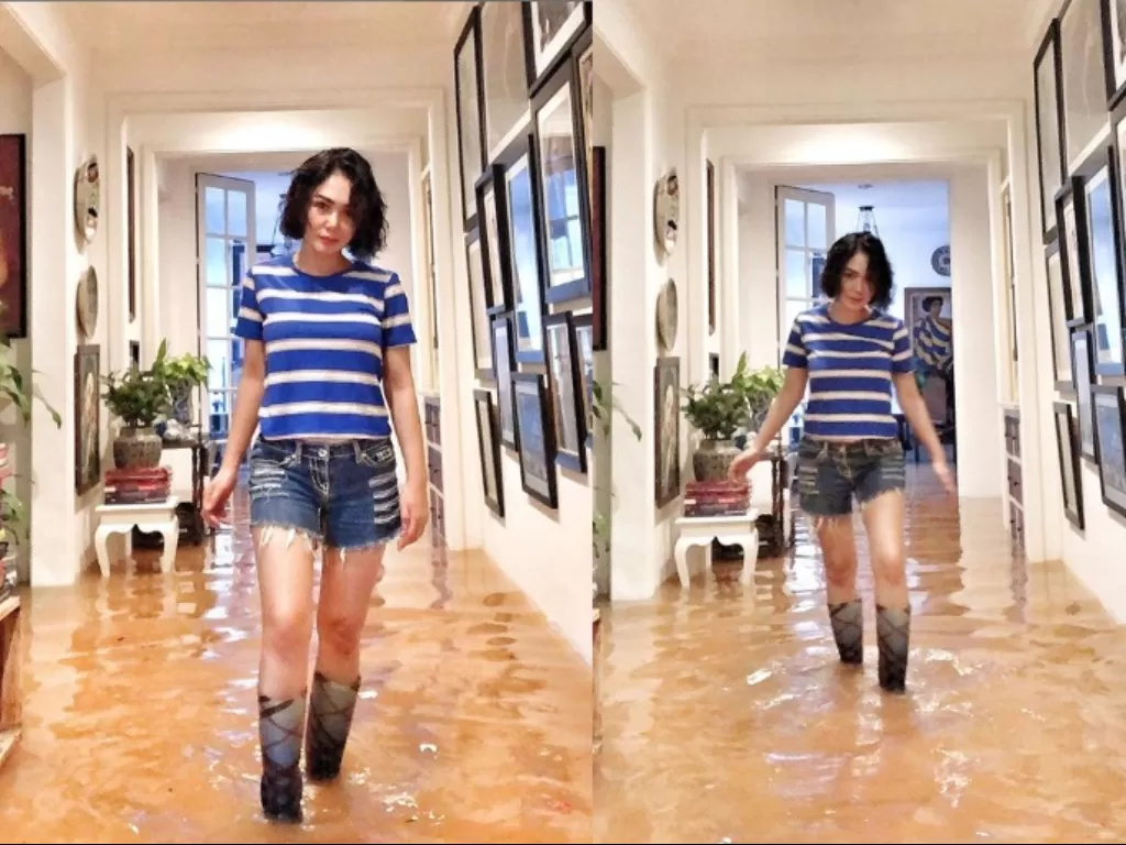 Yuni Shara saat berada di rumahnya yang terendam banjir. (Instagram/yunishara36)
