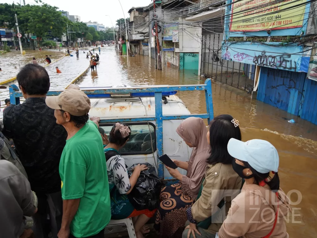 Ilustrasi banjir yang melanda DKI Jakarta. (Indozone/Arya Manggala)