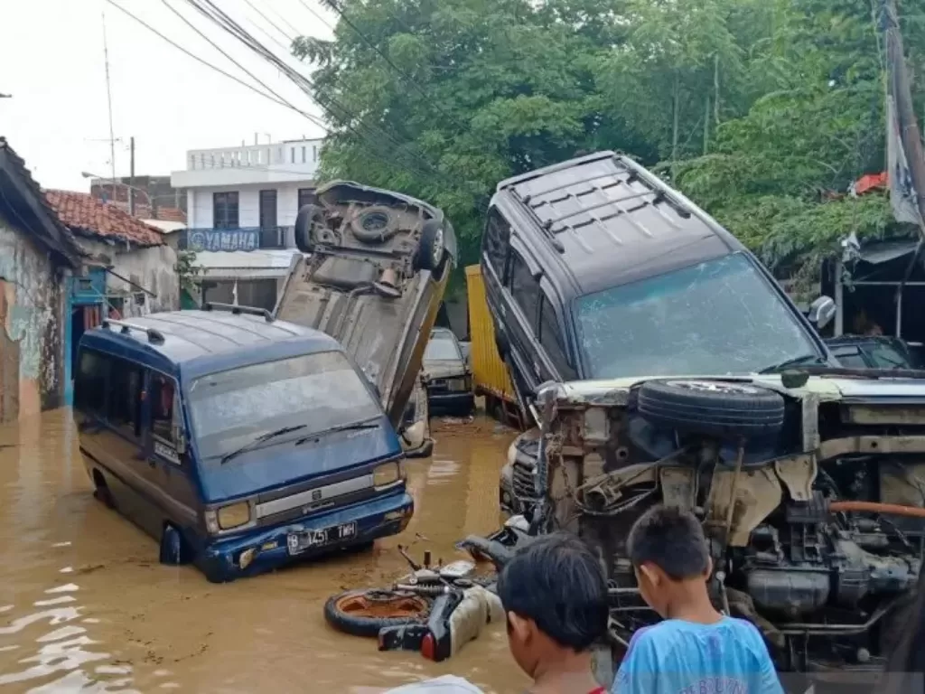 Mobil bertumpuk di jalan masuk Komplek Perumahan Pondok Gede Permai (PGP), Kecamatan Jatiasih, Kota Bekasi, Jawa Barat, Kamis (2/1/2020). photo/ANTARA/Sri Muryono