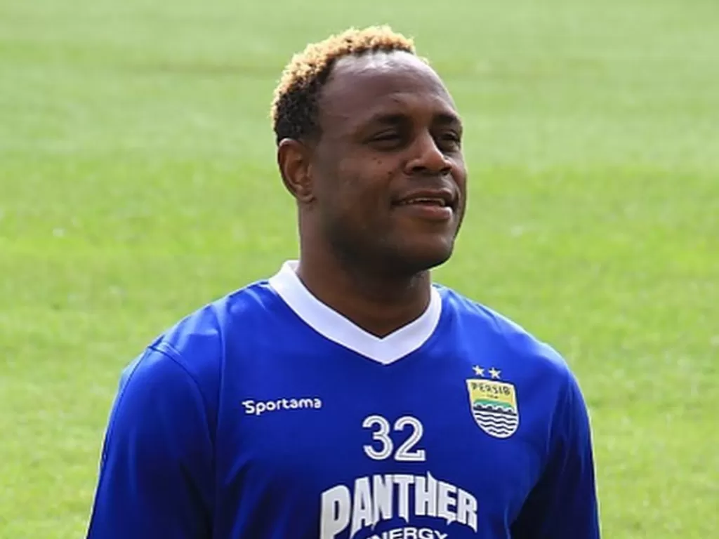Victor Igbonefo kembali berseragam biru Persib Bandung. (Instagram/@vicshaga)