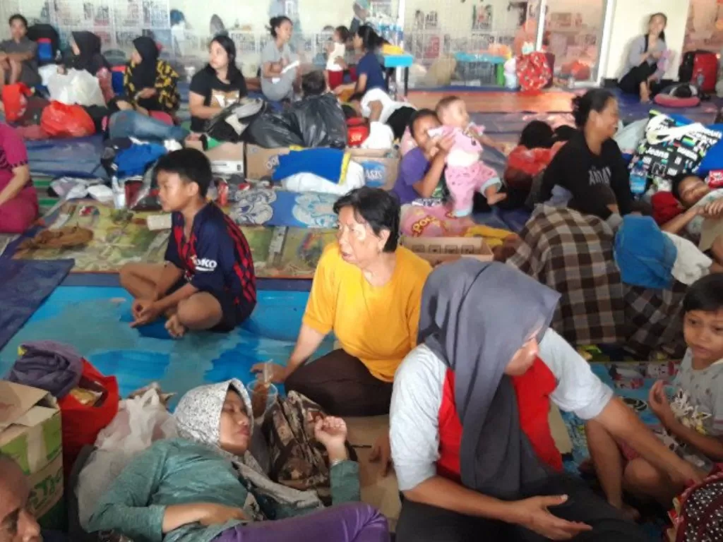  Pengungsi beristirahat di Rusunawa Jatinegara Barat, Kampung Melayu, Jakarta Timur, Jumat (3/1/2020). photo/ANTARA/Muhammad Zulfikar)