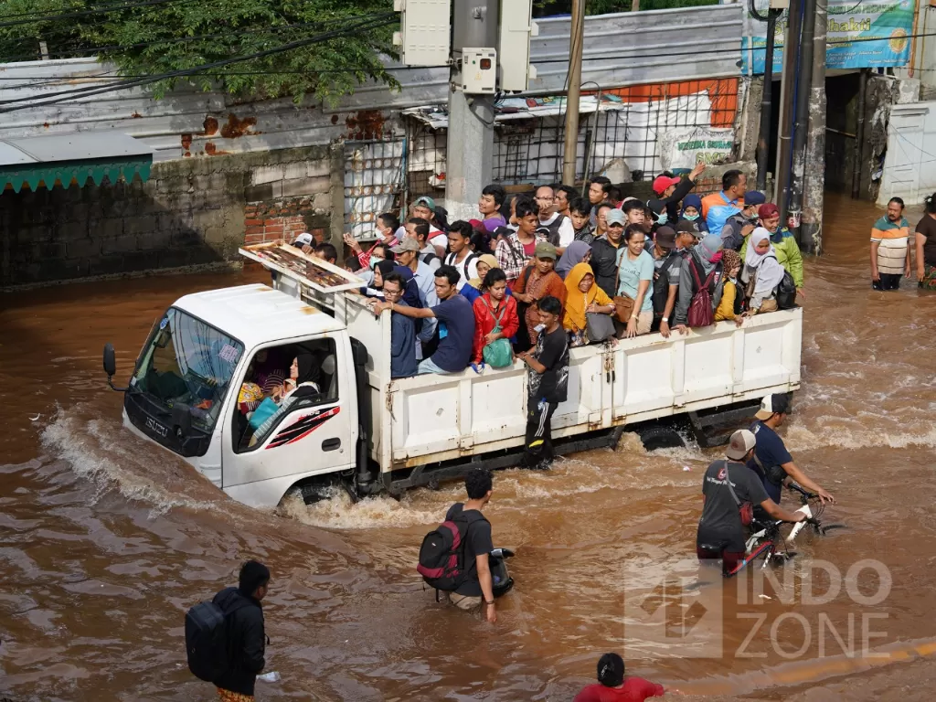 Banjir di Jalan Daan Mogot, Jakarta, Kamis (2/1). (Indozone/Arya Manggala)