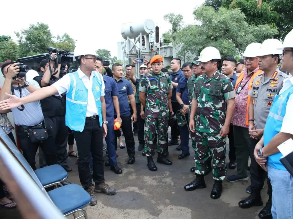 Panglima TNI bersama Kapolri saat meninjau Gardu Induk PLN di Kembangan, Jakarta Barat. (Pendam Jaya)