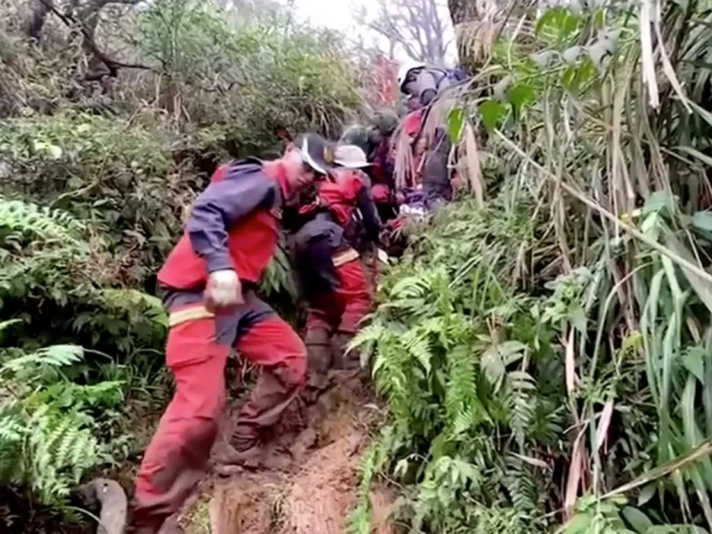Tim penyelamat mencari anggota militer yang hilang, setelah helikopter Black Hawk melakukan pendaratan darurat di daerah pegunungan dekat Taipei, Taiwan, Kamis (2/1) photo/REUTERS/Yilan County Fire Bureau