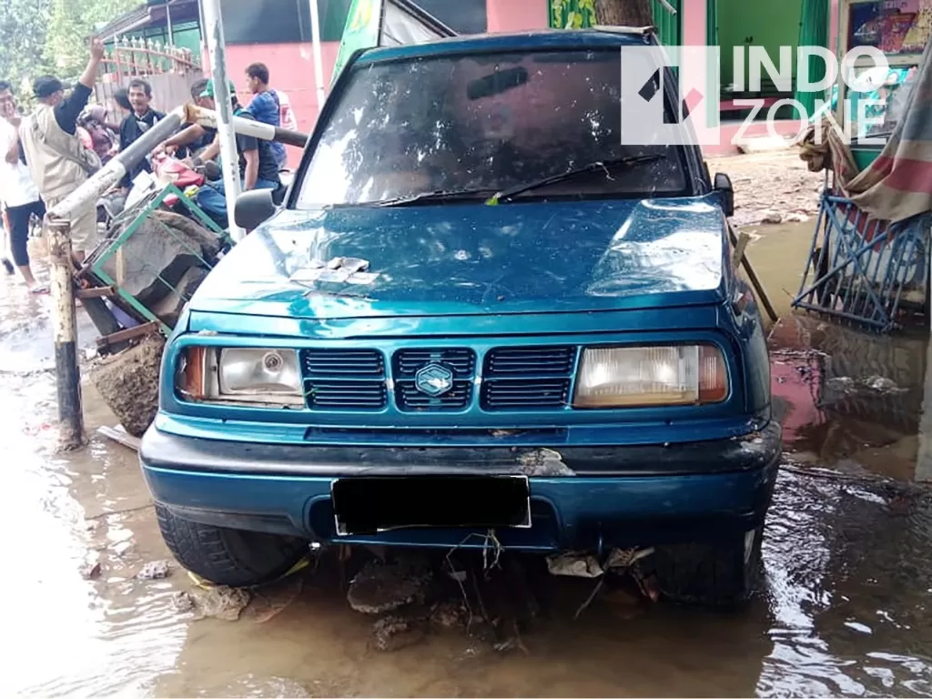 Mobil Suzuki terendam banjir. (Indozone/Wilfridus Kolo)