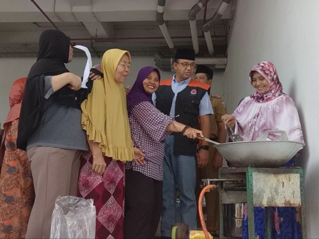 Gubernur Jakarta Anies Baswedan memantau dapur umum di Rusun Rawa Buaya, Cengkareng, Jakarta Barat, Jumat (3/1/2020). (Photo/ANTARA/Livia Kristianti)