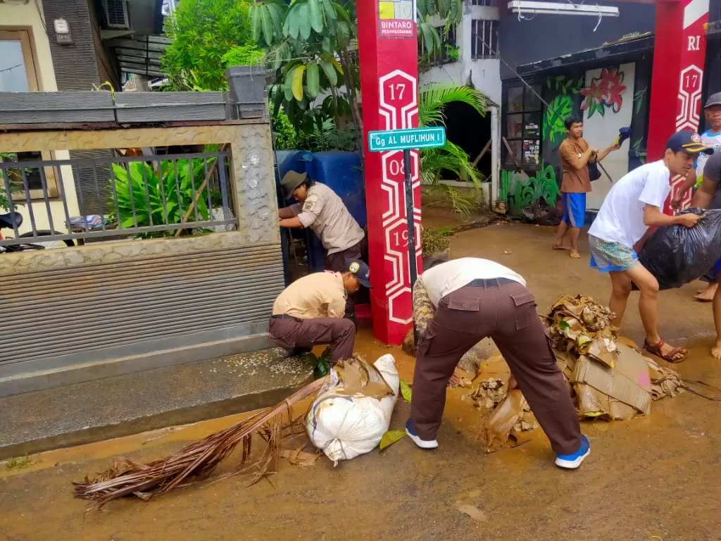 Anggota Saka Wira Kartika Kodim 0504/JS membantu membersihkan saluran air di RW 10 Kelurahan Bintaro. (Pendim 0504/JS)
