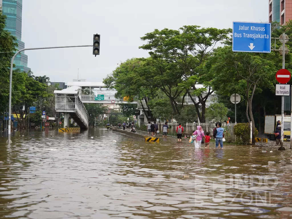 Suasana banjir yang menggenangi Jalan Panjang, Jakarta Barat, Jumat (3/1/2020). INDOZONE/Arya Manggala