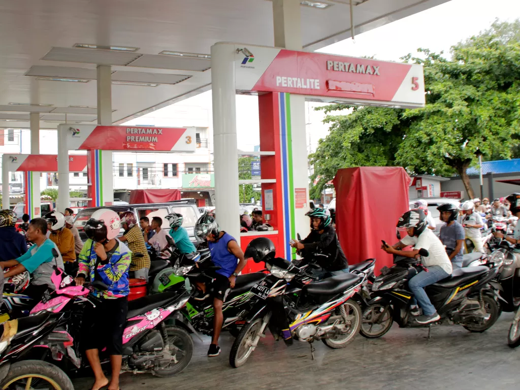Sejumlah pengendara kendaraan bermotor antre untuk mengisi BBM di salah satu SPBU di Kota Kupang, NTT. (Antara/ornelis Kaha)