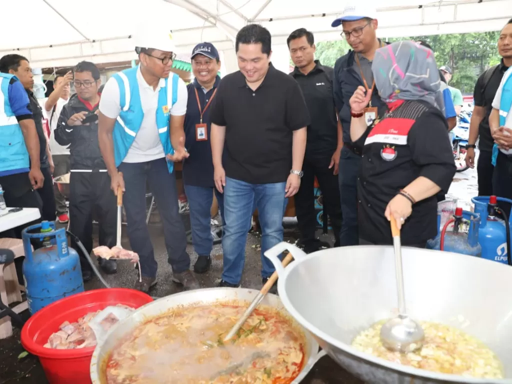 Menteri BUMN Erick Thohir saat meninjau dapur umum PLN di kawasan Cengkareng, Jakarta Barat. (PLN)