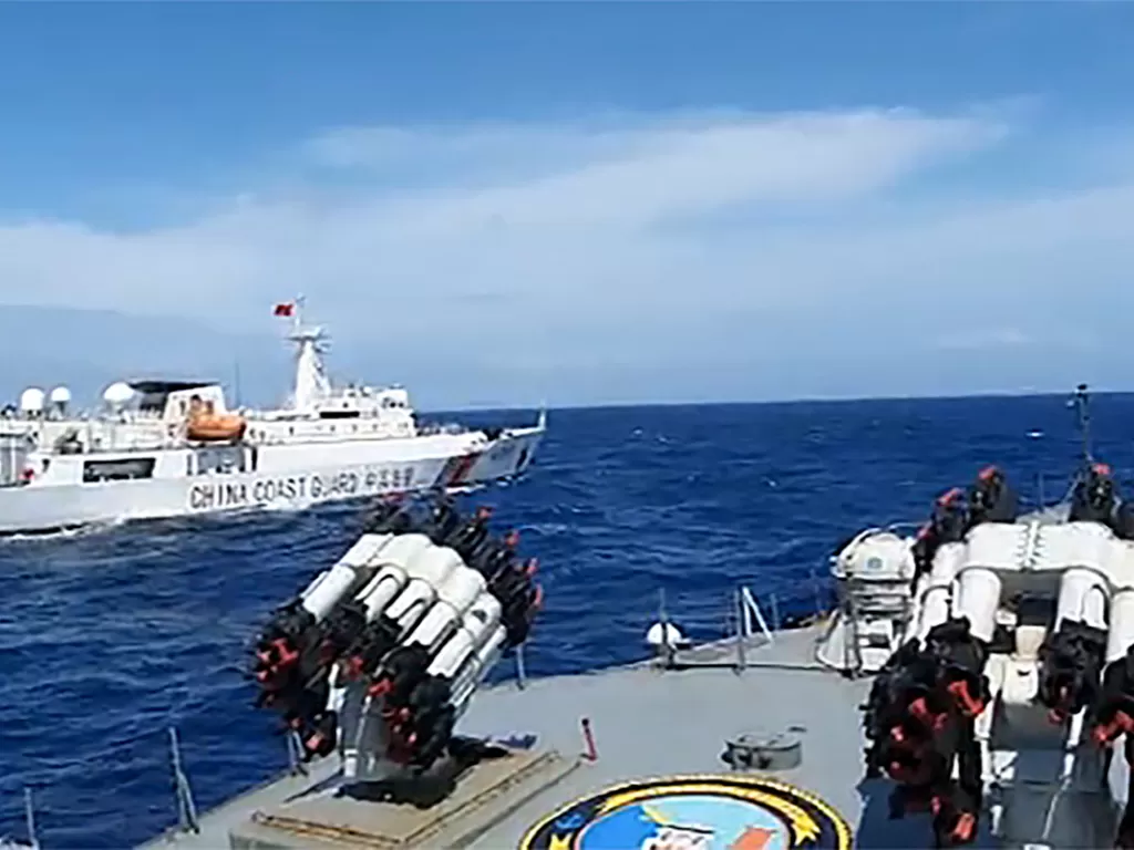KRI Tjiptadi 381 membayangi kapal Coast Guard Tiongkok di Laut Natuna. (Dispen Koarmada I via Antara)