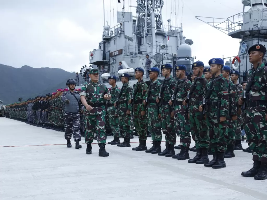 Pangkogabwilhan 1 Laksdya TNI Yudo Margono saat melakukan inspeksi pasukan yang digelar untuk mengamankan Perairan Natuna. (Puspen TNI)