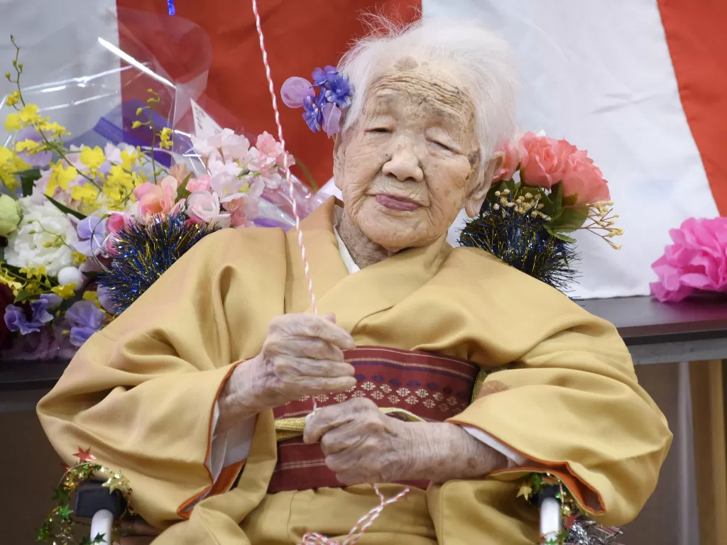 Kane Tanaka tersenyum ketika panti jompo merayakan ulang tahunnya yang ke 117 di Fukuoka. (Photo/REUTERS/Kyodo)