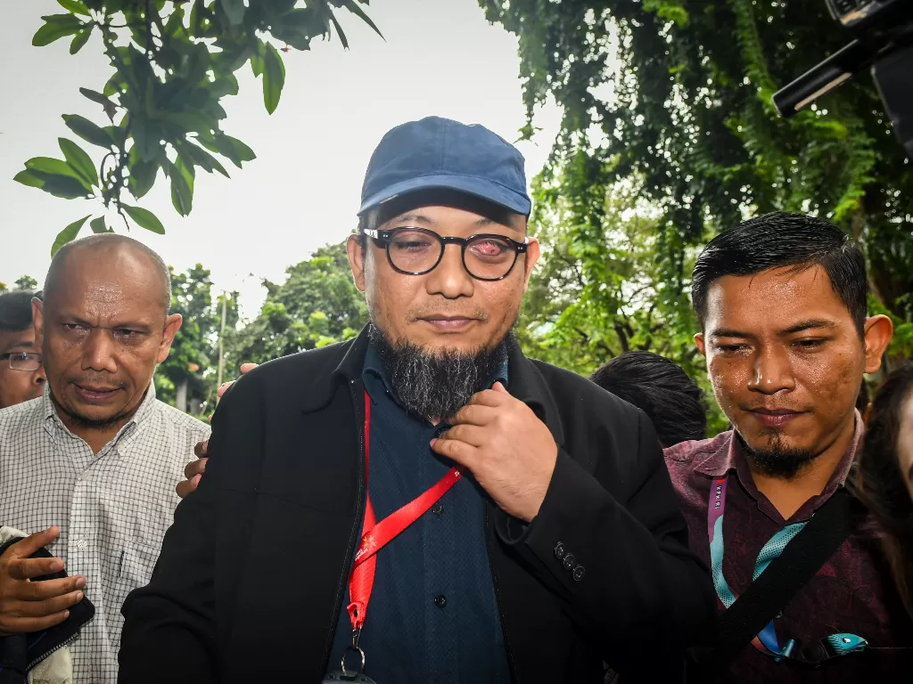 Penyidik Senior KPK Novel Baswedan tiba di Polda Metro Jaya, Jakarta, Senin (6/1). Kedatangannya sebagai saksi terkait kasus penyiraman air keras (Antara/Galih Pradipta).