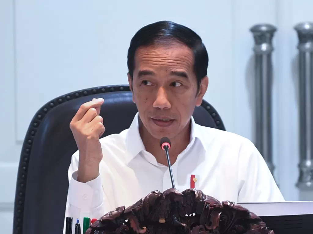 Presiden Jokowi memimpin rapat kabinet terbatas soal masalah gas industri, di Kantor Presiden, Jakarta, Senin (6/1). (Antara/Wahyu Putro A).