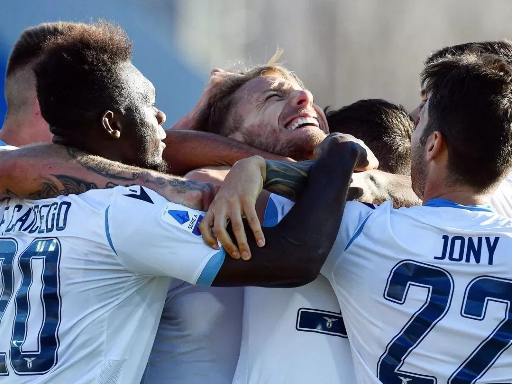 Ciro Immobile dipeluk rekan-rekannya usai mencetak gol ke gawang Brescia. (Instagram/@official_sslazio)