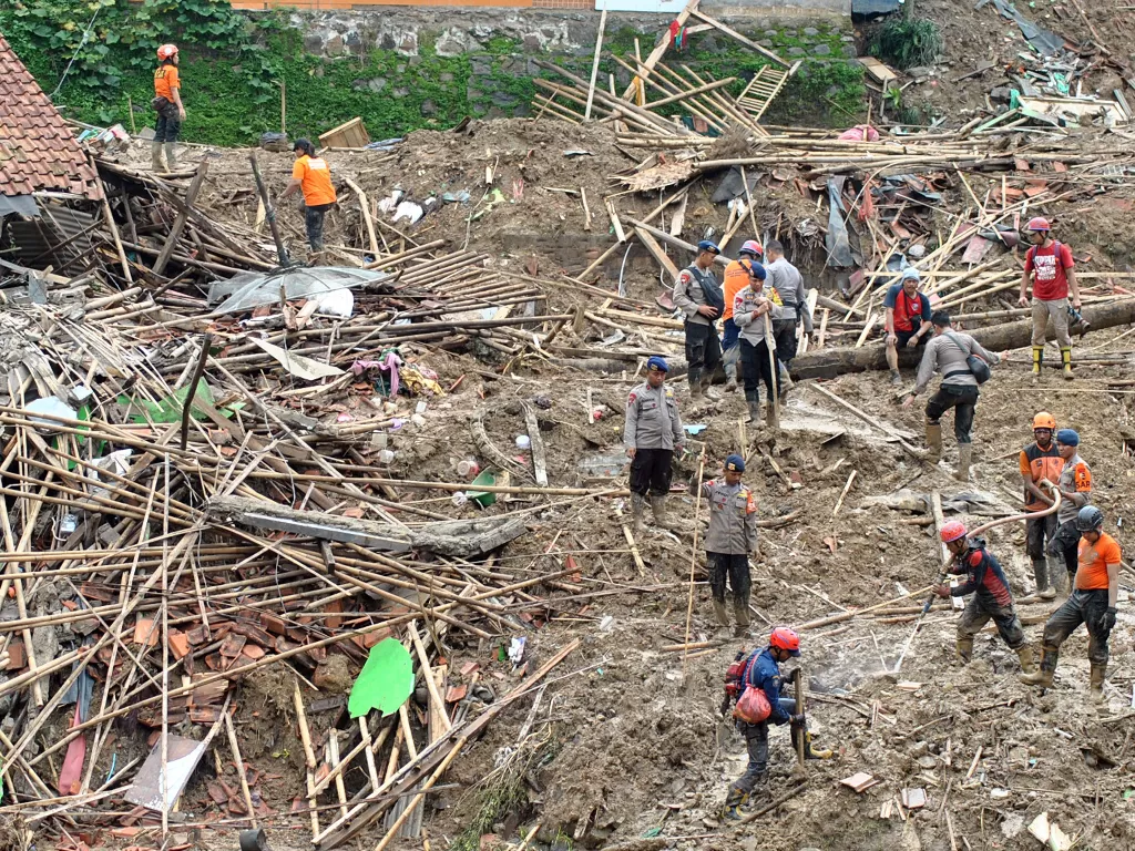 Petugas melakukan proses pencarian korban tanah longsor di Kampung Sinar Harapan, Desa Harkat Jaya, Kecamatan Sukajaya, Kabupaten Bogor, Jawa Barat, Minggu (5/1/2020). ANTARA FOTO/Arif Firmansyah