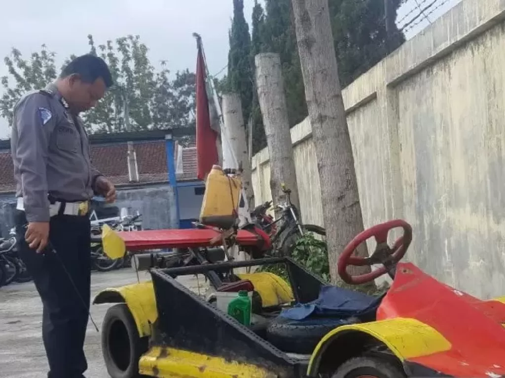 Polisi menunjukkan kendaraan Vespa yang dimodifikasi menjadi mobil F1 di Polres Garut, Jawa Barat. photo/dok.Satlantas Polres Garut