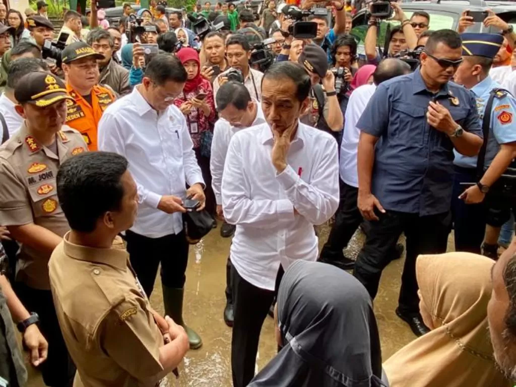 Presiden Joko Widodo saat meninjau korban banjir. (BPMI Setpres/Laily Rachev)