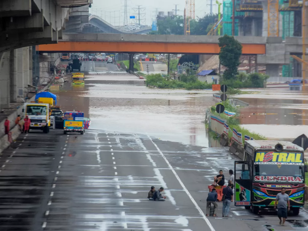  Sejumlah kendaraan terhenti akibat banjir melanda Tol Jakarta-Cikampek Km 23 di Cibitung, Kabupaten Bekasi, Rabu (1/1). (Antara/Arisanto)