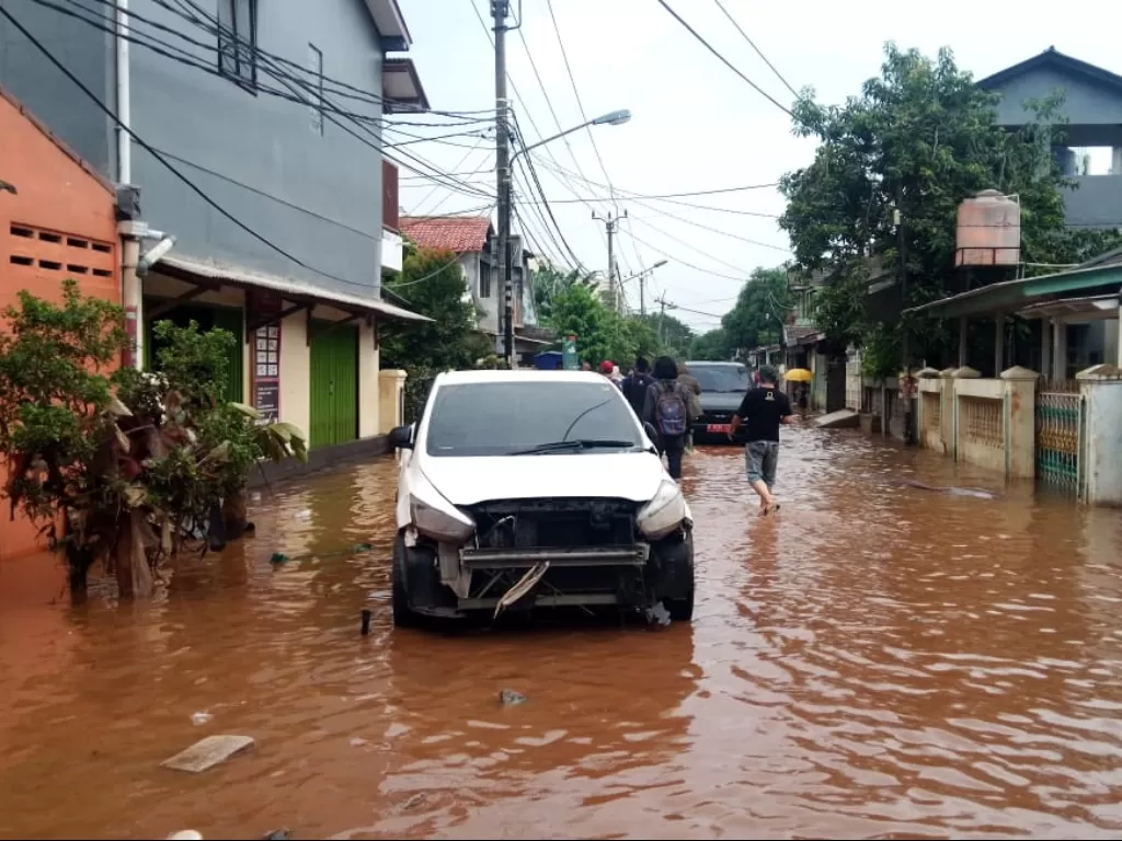 Tampak mobil yang terendam banjir. (Indozone/Wilfridus Kolo)