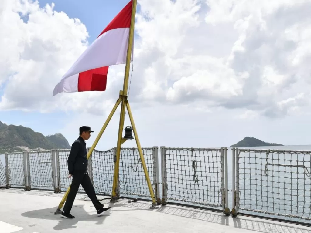 Presiden Joko Widodo meninjau KRI Usman Harun 359 dan KRI Karel Satsuit Tubun 356 di Pangkalan Angkatan Laut Terpadu Selat Lampa, Kabupaten Natuna, Provinsi Kepulauan Riau pada Rabu, 8 Januari 2020. (BPMI Setpres/Laily Rachev)