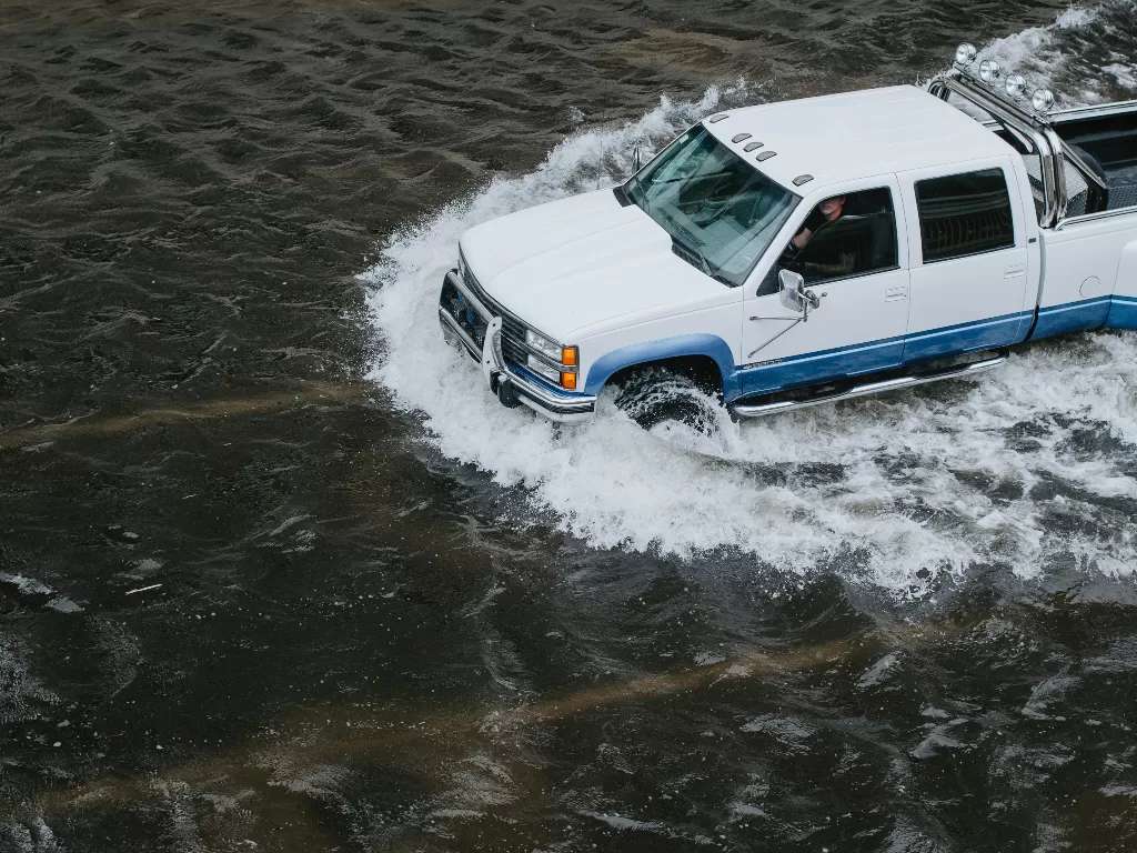 Ilustrasi mobil yang terjebak banjir. (Unsplash/Wade Austin Ellis)