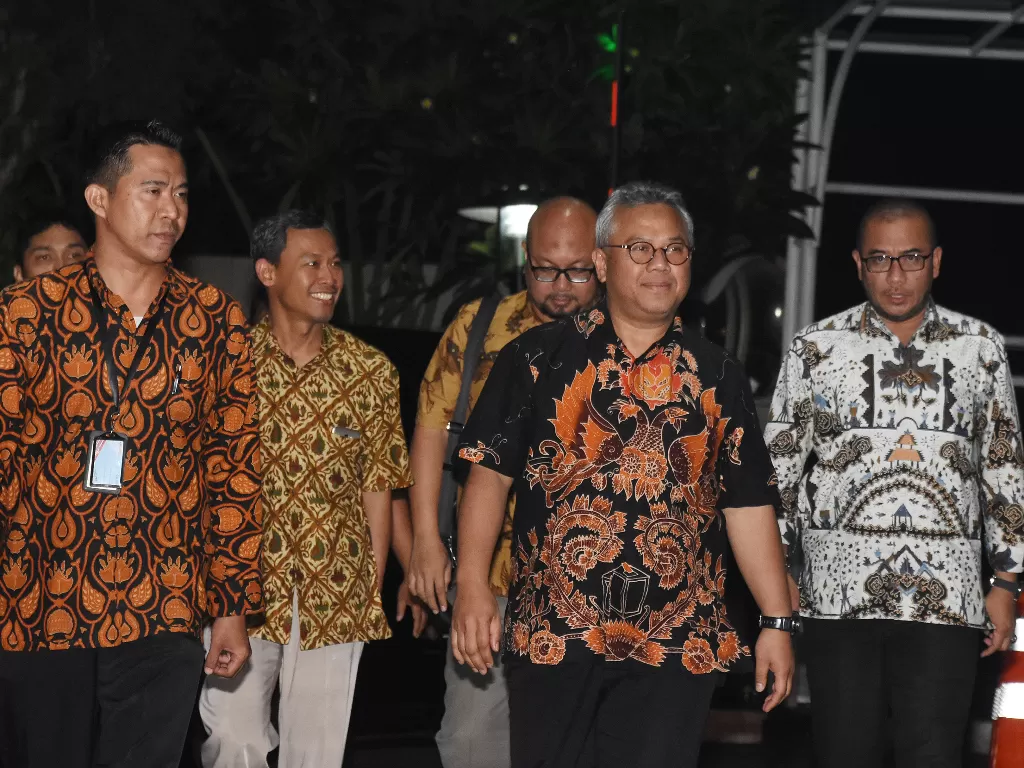 Ketua KPU Arief Budiman (kedua kanan) didampingi Komisioner Ilham Saputa (tengah), Pramono Ubaid Tantowi (kedua kiri) dan Hasyim Asyari (kanan) mendatangi gedung KPK, di Jakarta, Rabu (8/1/2020).photo/ANTARA FOTO/Indrianto Eko Suwarso
