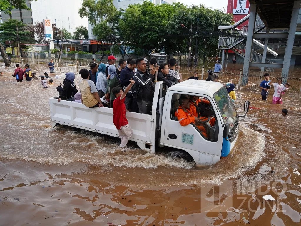 Sebuah kendaraan truk ketika menerabas banjir di Jakarta (Indozone/Arya Manggala).