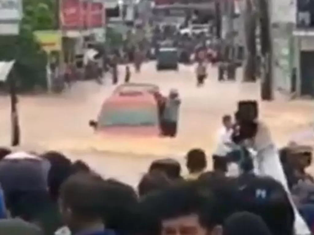 Screenshot saat mobil Isuzu Panther menerjang banjir. Rabu (1/1/2020). (Twitter/@rahmanalmuzakii)