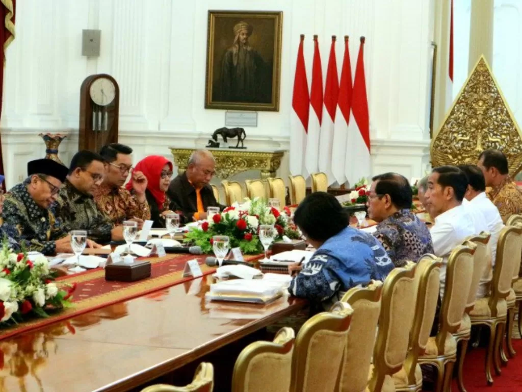 Presiden Joko Widodo memanggil sejumlah kepala daerah membahas upaya penanganan bencana banjir di Istana Merdeka, Jakarta pada Rabu (8/1/2020). photo/ANTARA/Bayu Prasetyo