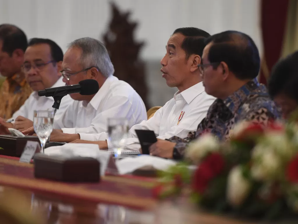 Presiden Joko Widodo memimpin rapat pencegahan dan penanganan dampak banjir di Istana Merdeka, Jakarta, Rabu (8/1/2020). (photo/ANTARA/Akbar Nugroho Gumay)