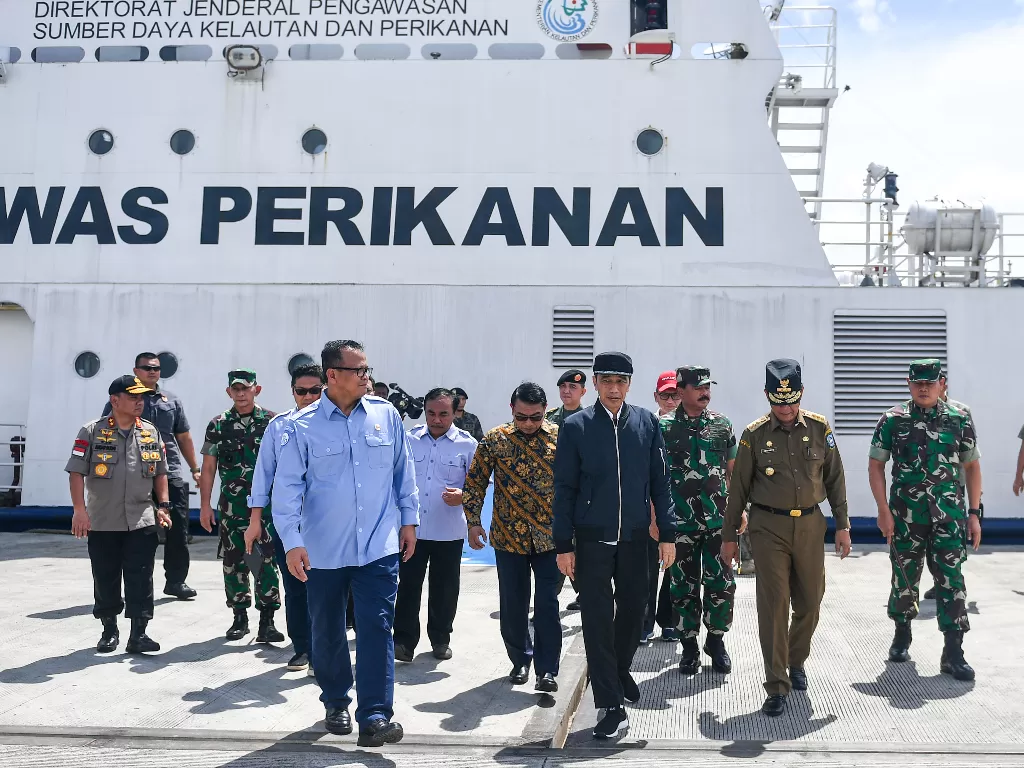 Presiden Joko Widodo meninjau kapal pengawas perikanan saat melakukan kunjungan kerja di Sentra Kelautan Perikanan Terpadu (SKPT), Selat Lampa, Natuna, Kepulauan Riau, Rabu (8/1/2020). (photo/ANTARA/M Risyal Hidayat)