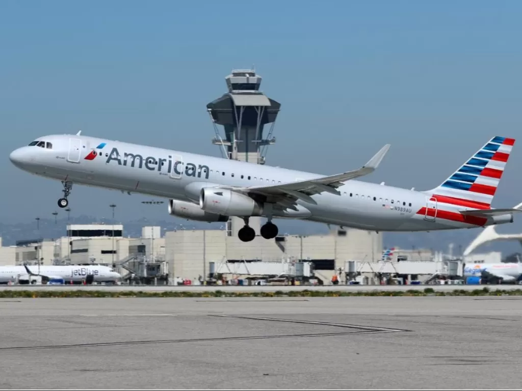 Armada Airbus A321-200 milik maskapai penerbangan American Airlines. (REUTERS/Mike Blake)