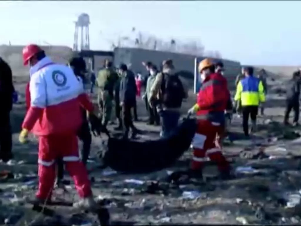 Evakuasi penumpang Maskapai Ukraina di Iran. (Iran Press/Handout via REUTERS).