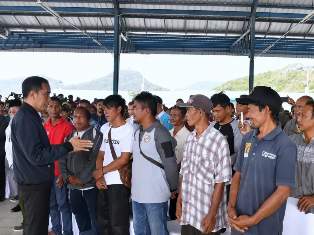 Presiden Joko Widodo berbincang dengan nelayan Natuna saat melakukan kunjungan kerja di Sentra Kelautan Perikanan Terpadu (SKPT), Selat Lampa, Natuna, Kepulauan Riau, Rabu (8/1/2020). (BPMI Setpres/Laily Rachev)