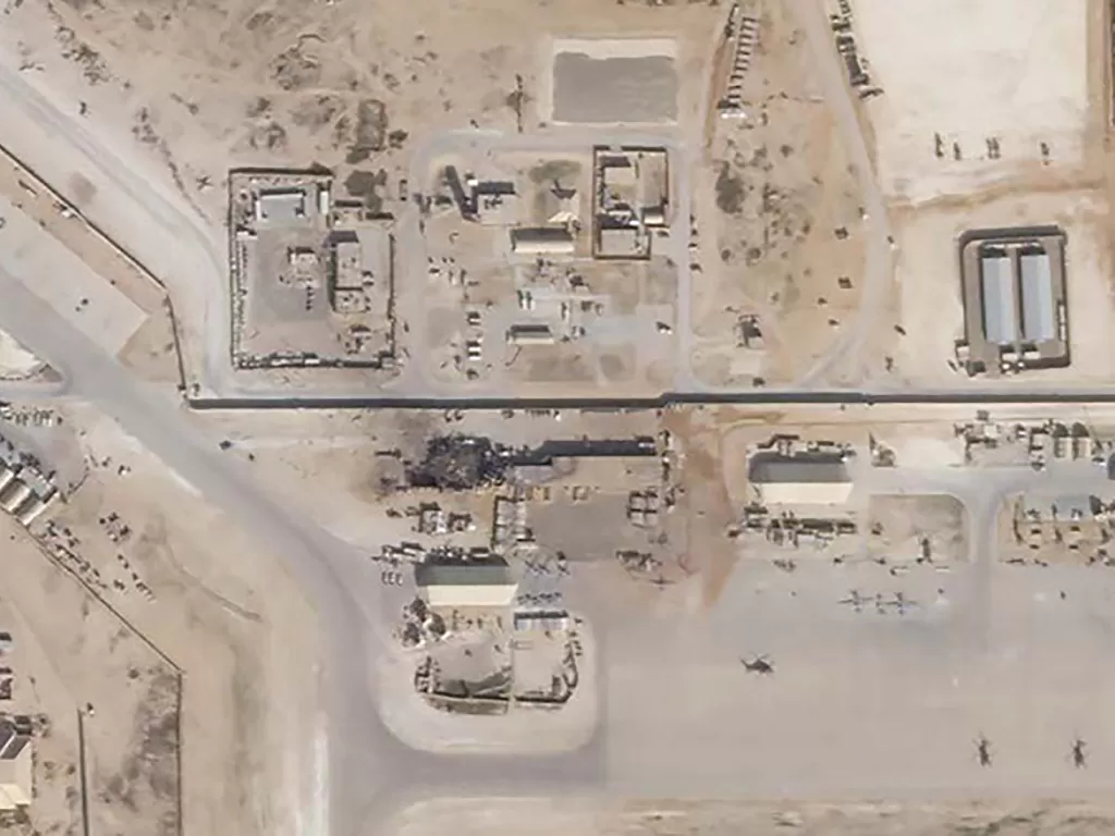 Sebuah foto satelit menunjukkan bangunan yang rusak akibat serangan Iran di Pangkalan Militer AS di Al Asad, Irak, Rabu (8/1/2020). (REUTERS/Handout/Planet)