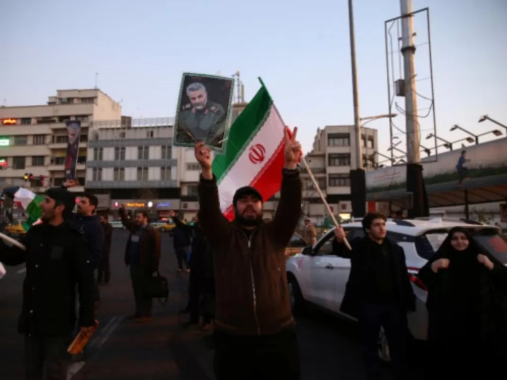 Warga Iran melakukan selebrasi setelah meluncurkan rudal ke pasukan AS di Teheran, Irak, Rabu (8/1/2020). (REUTERS/Nazanin Tabatabaee)