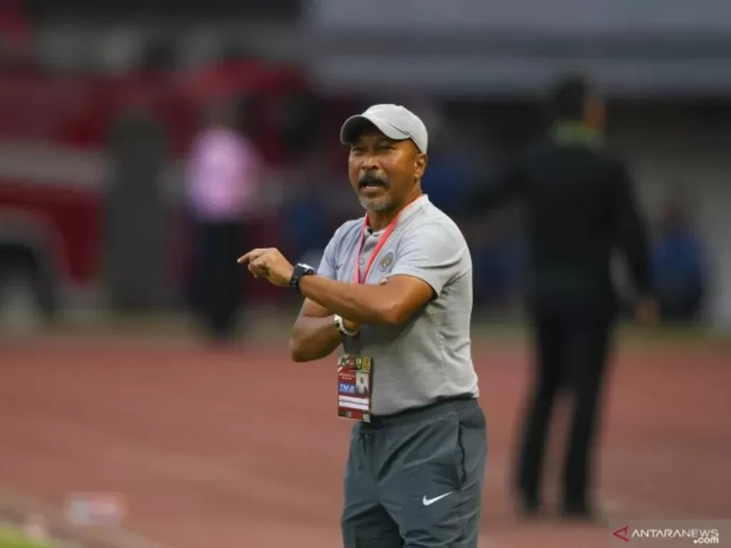 Pelatih kepala timnas U-19 Indonesia Fakhri Husaini memberikan instruksi kepada para pemainnya pada pertandingan persahabatan melawan timnas Iran di Stadion Patriot Candrabhaga, Bekasi, Jawa Barat, Sabtu (7/9/2019). Timnas U-19 Indonesia dikalahkan Iran d