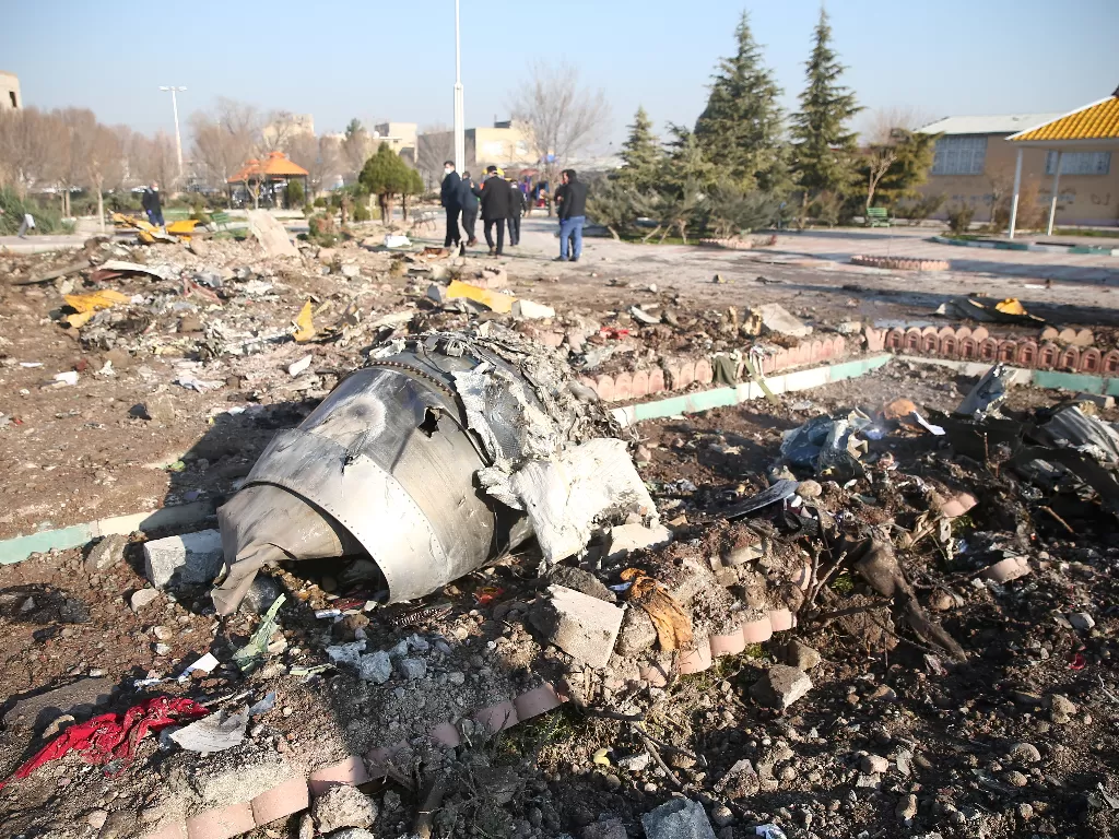 Serpihan pesawat Maskapai Internasional Ukraina, yang jatuh setelah lepas landas dari bandara Imam Khomeini Iran, di pinggiran Teheran, Iran, Rabu (8/1/2020). photo/REUTERS/Wana News Agency