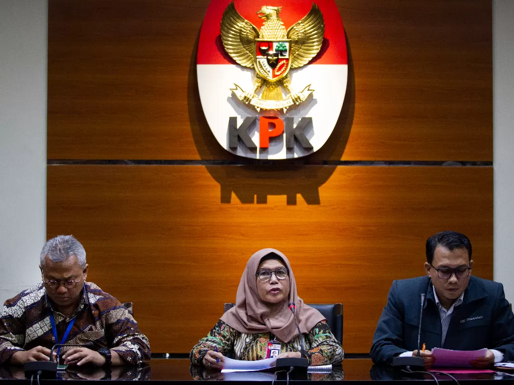 Wakil Ketua KPK Lili Pintauli Siregar (tengah), Ketua KPU Arief Budiman (kiri) dan Plt Juru Bicara KPK Ali Fikri (kanan) memberikan keterangan pers soal operasi tangkap tangan (OTT) KPK yang menjerat seorang komisioner KPU di gedung KPK, Jakarta, Kamis (9