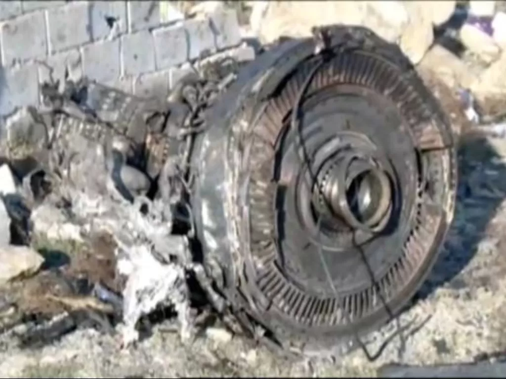 Salah satu mesin dari pesawat Boeing 737-800 milik Ukraine International Airlines yang jatuh setelah lepas landas dari bandara Imam Khomeini di Teheran pada 8 Januari 2020. (REUTERS/Iran Press)