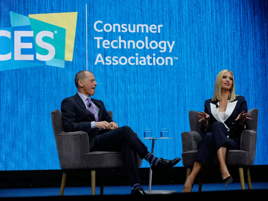 Ivanka Trump (kanan) dengan CEO Consumer Technology Association, Gary Shapiro (REUTERS/Steve Marcus)