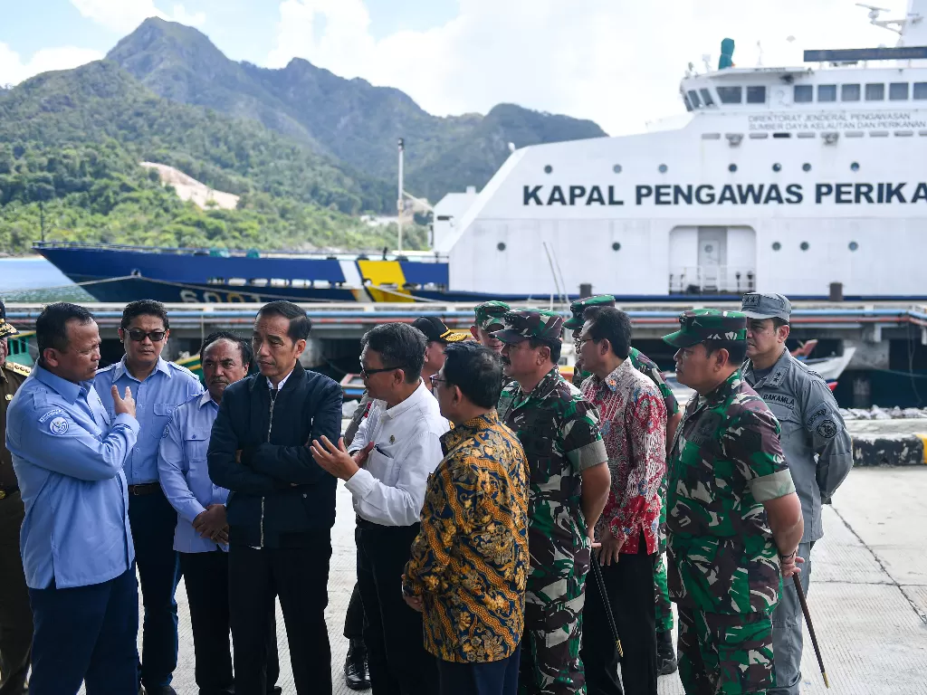 Jokowi saat mengunjungi Natuna (Antara/M Risyal Hidayat)
